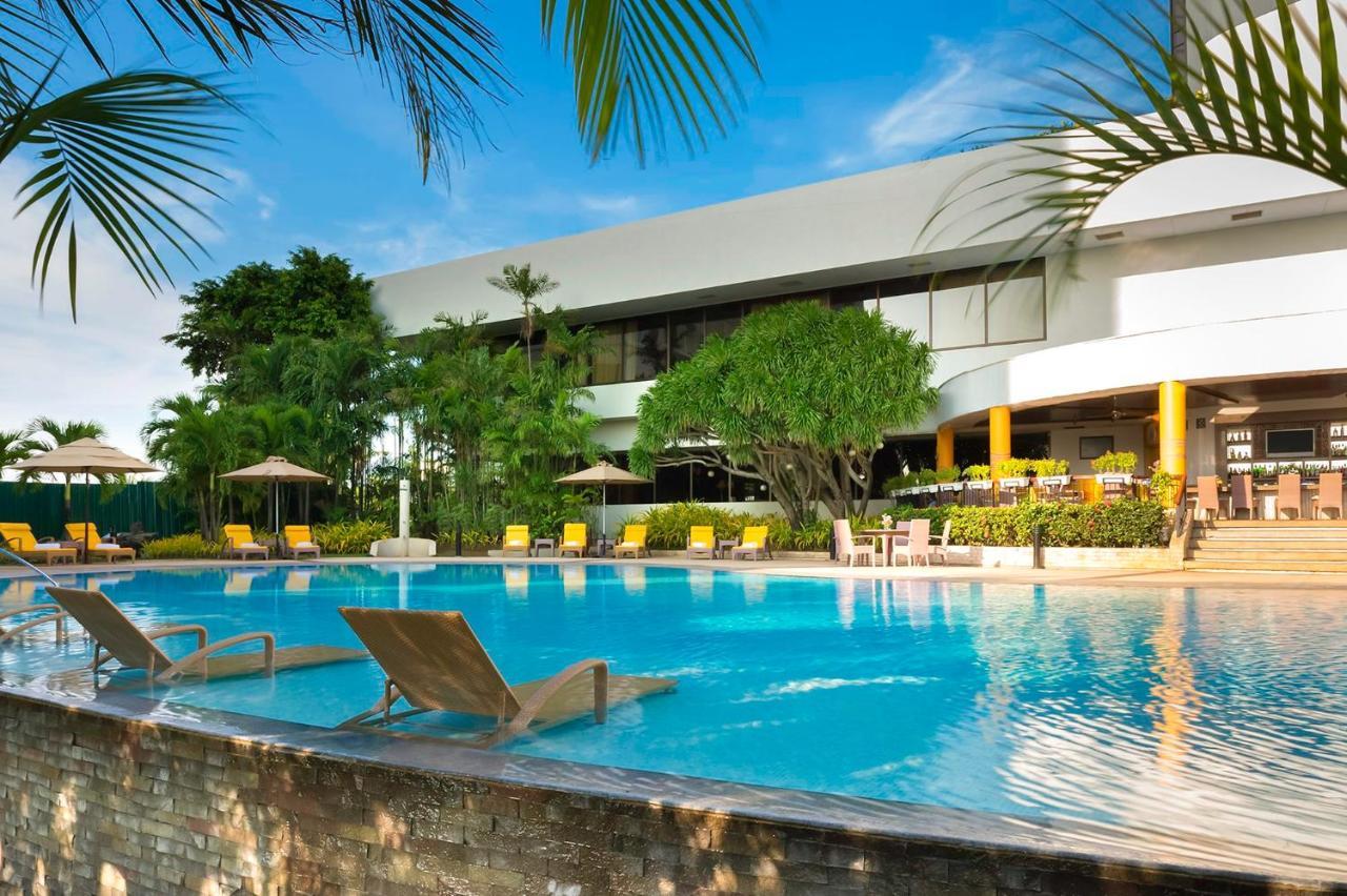 Marco Polo Plaza Cebu Otel Dış mekan fotoğraf The pool at the Sheraton Nha Trang Hotel & Spa Resort