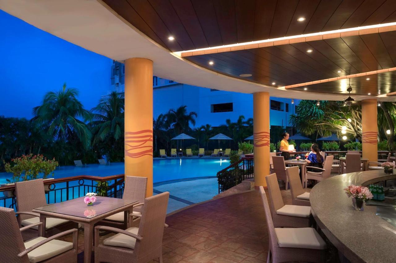Marco Polo Plaza Cebu Otel Dış mekan fotoğraf The poolside bar at the hotel