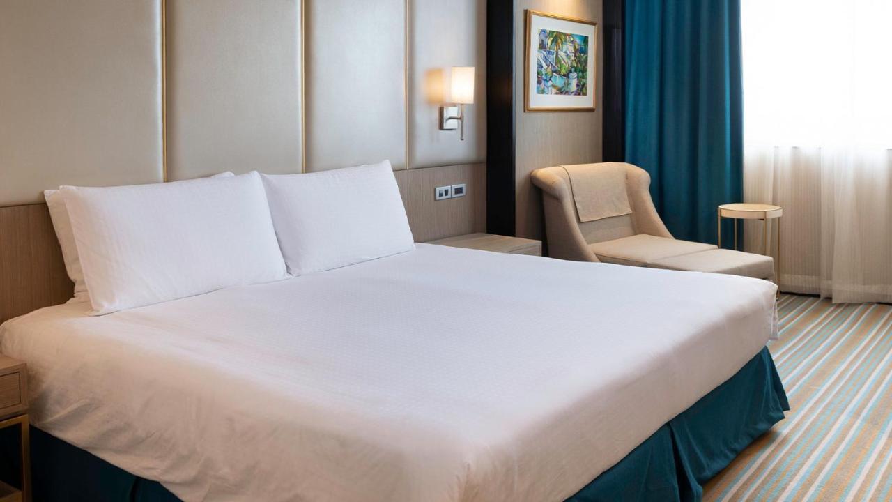 Marco Polo Plaza Cebu Otel Dış mekan fotoğraf A bed with a bed skirt