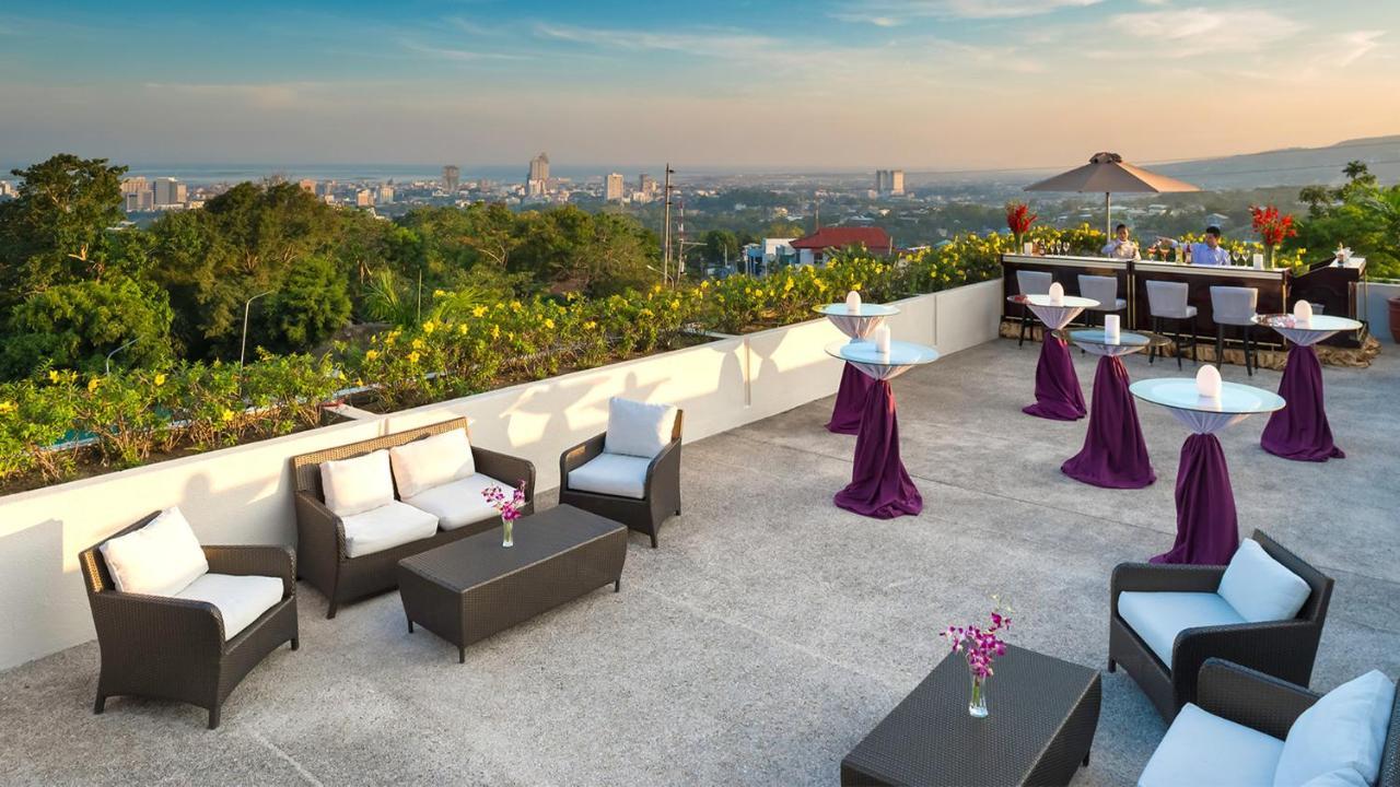 Marco Polo Plaza Cebu Otel Dış mekan fotoğraf The rooftop bar at the hotel