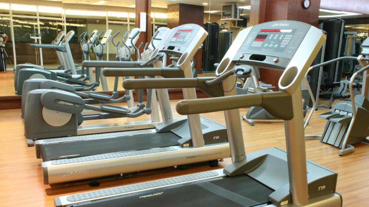 Marco Polo Plaza Cebu Otel Dış mekan fotoğraf Treadmills in a gym