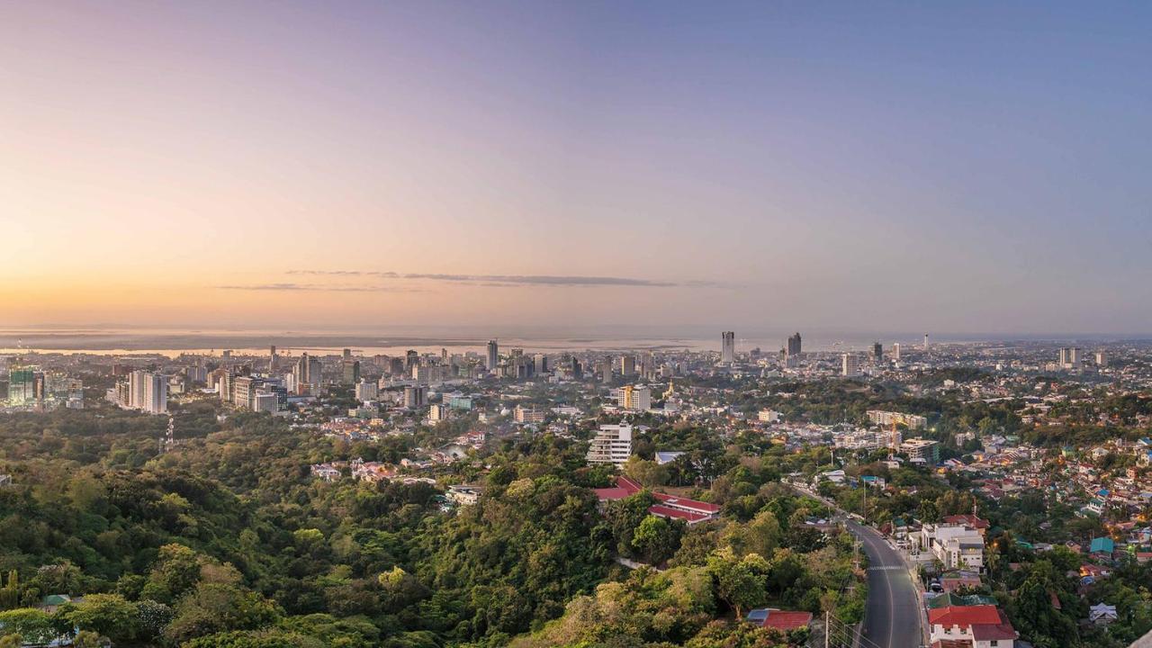 Marco Polo Plaza Cebu Otel Dış mekan fotoğraf View of the Gold Coast skyline from the Gold Coast hinterland