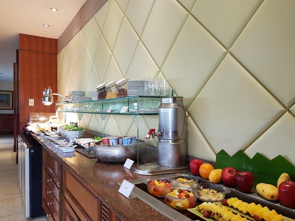 Marco Polo Plaza Cebu Otel Dış mekan fotoğraf A buffet at a hotel