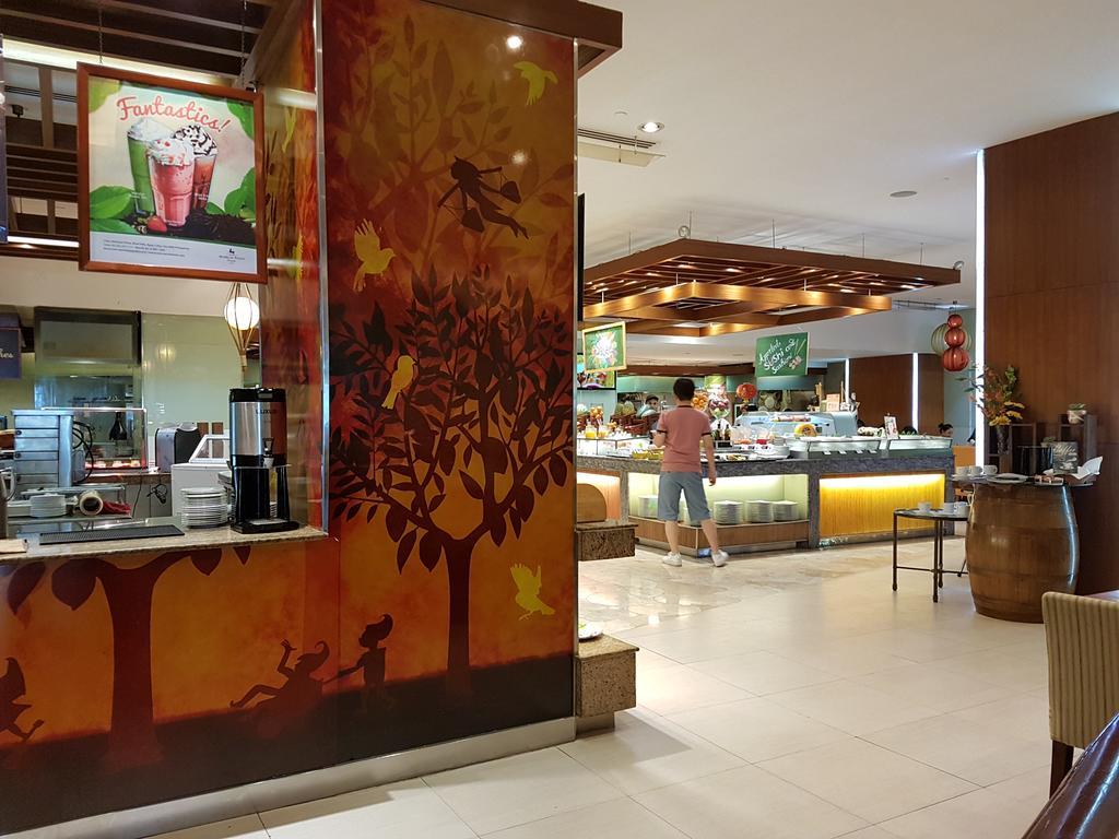 Marco Polo Plaza Cebu Otel Dış mekan fotoğraf The Coffee Bean & Tea Leaf in the lobby of the Royal Plaza Hotel, Bangkok, Thailand
