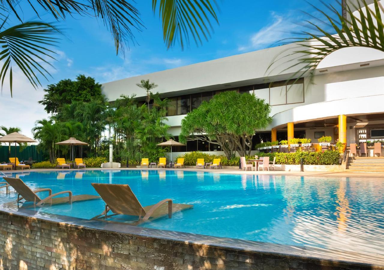 Marco Polo Plaza Cebu Otel Dış mekan fotoğraf The pool at the hotel