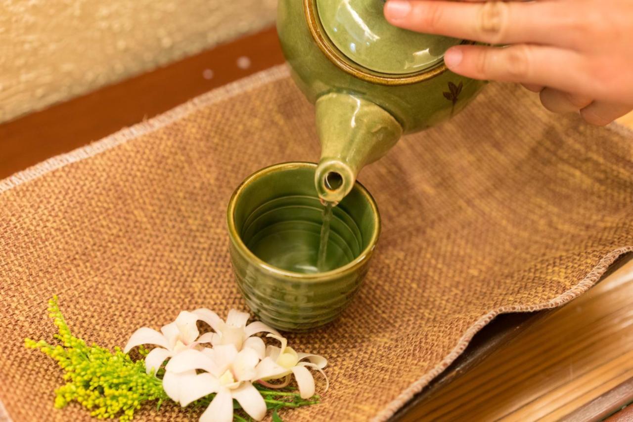 Marco Polo Plaza Cebu Otel Dış mekan fotoğraf A kyusu being used to serve Japanese tea