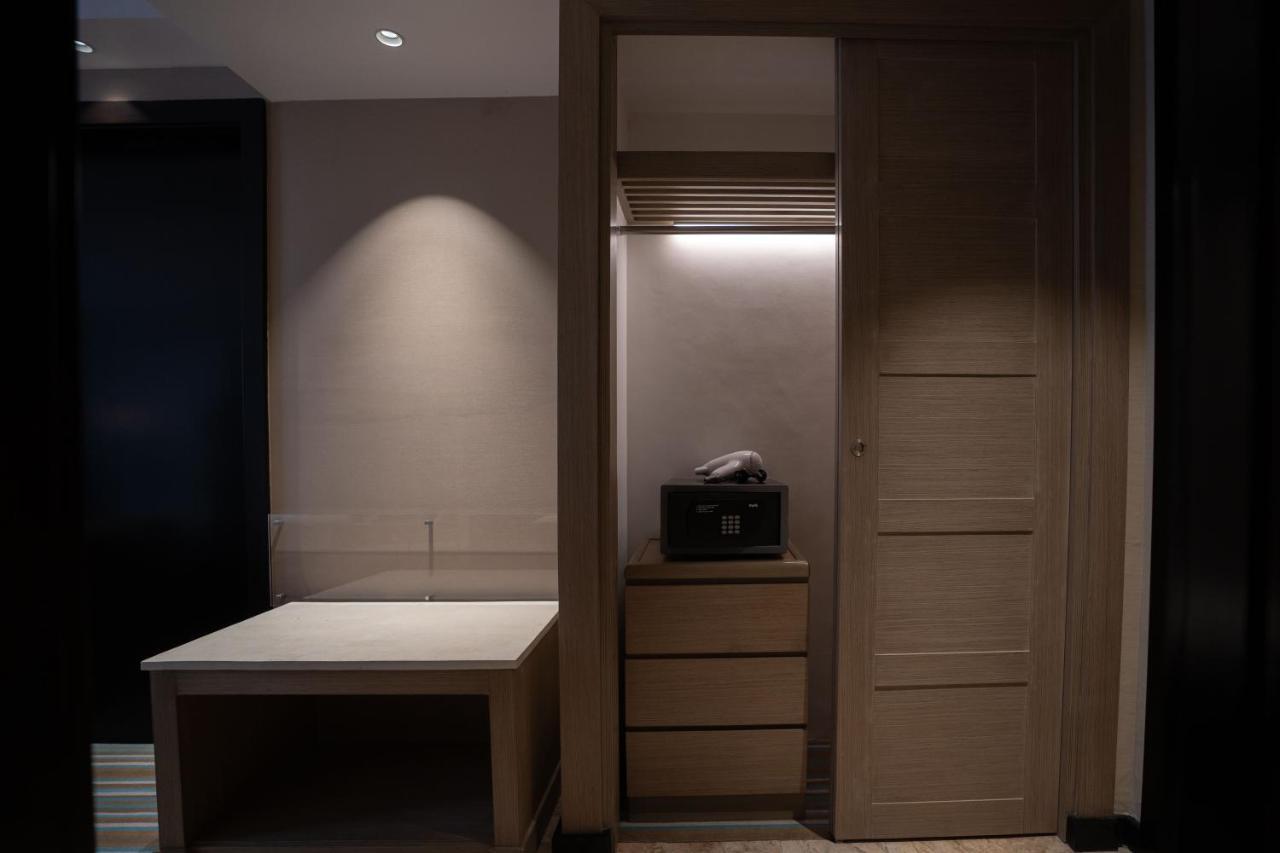 Marco Polo Plaza Cebu Otel Dış mekan fotoğraf A safe in a hotel room
